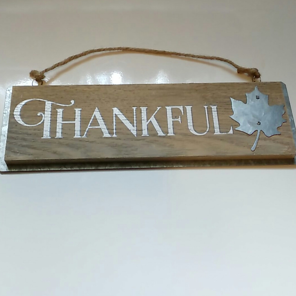NWOT Wooden and Metal Thankful Sign